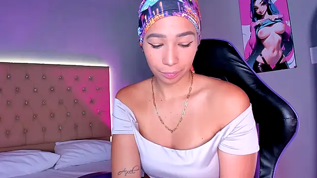 EmmaLawrence  online show from December 16, 8:36 pm