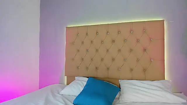 EmmaLawrence  online show from January 11, 8:03 pm