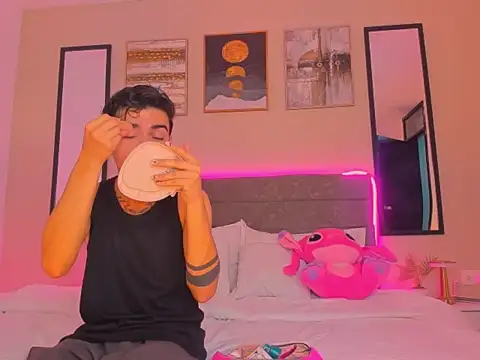 Snapshot of Feiccer_Thomson1 chatting on February 7, 3:32 am Feiccer Thomson1 online show from February 7, 3:32 am