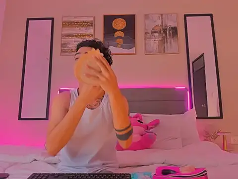 Snapshot of Feiccer_Thomson1 chatting on February 8, 5:11 am Feiccer Thomson1 online show from February 8, 5:11 am