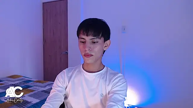 Snapshot of andrew_courtzz chatting on April 7, 8:31 pm andrew courtzz online show from April 7, 8:31 pm