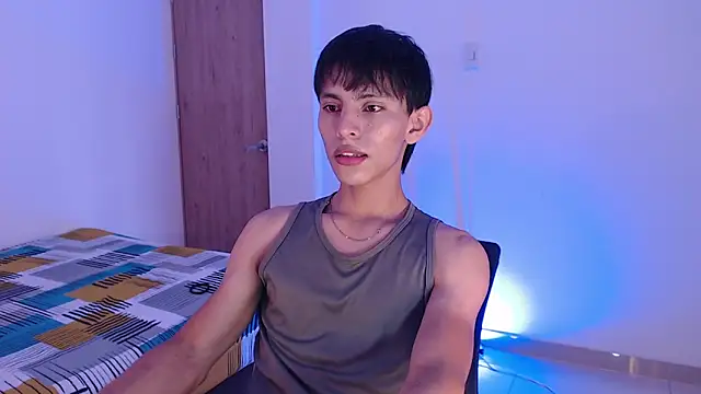 Snapshot of andrew_courtzz chatting on April 13, 5:40 pm andrew courtzz online show from April 13, 5:40 pm