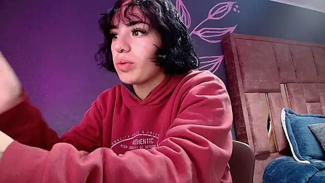 Kiara Fox   online show from May 7, 9:20 pm