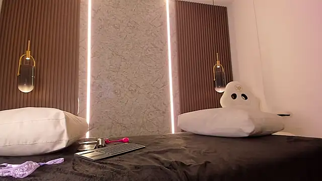 maye wells  online show from March 5, 8:05 pm