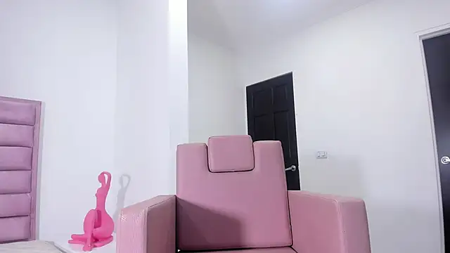 Snapshot of Ririblonde1 chatting on February 14, 12:02 pm Ririblonde1 online show from February 14, 12:02 pm