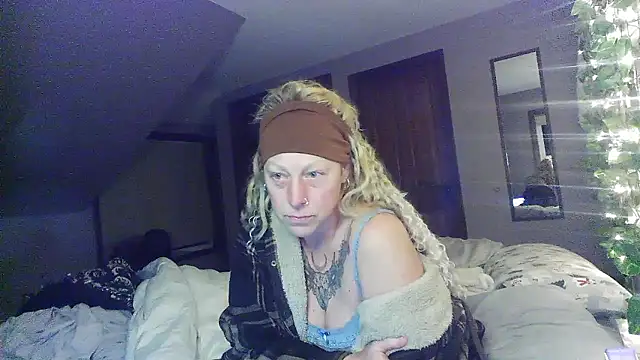 Outdoorchicjj online show from January 13, 8:19 am