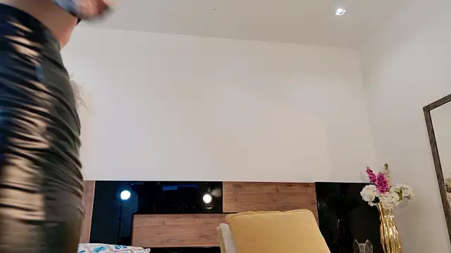 Snapshot of LucyHanks chatting on March 4, 11:27 am LucyHanks online show from March 4, 11:27 am