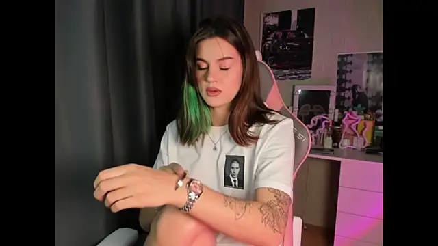 Snapshot of NikkieKitty chatting on December 22, 5:10 pm NikkieKitty online show from December 22, 5:10 pm