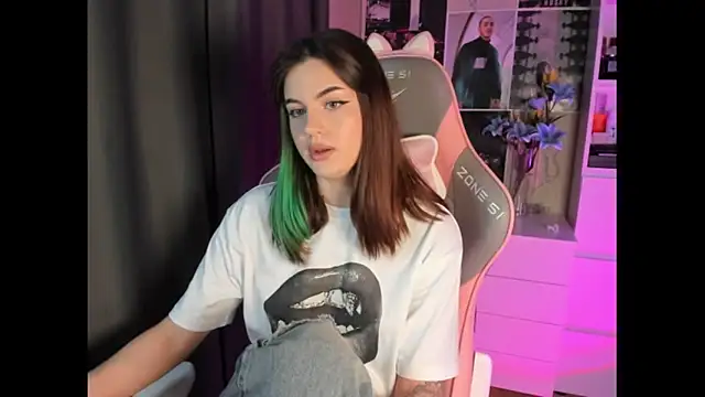 Snapshot of NikkieKitty chatting on February 3, 1:27 pm NikkieKitty online show from February 3, 1:27 pm