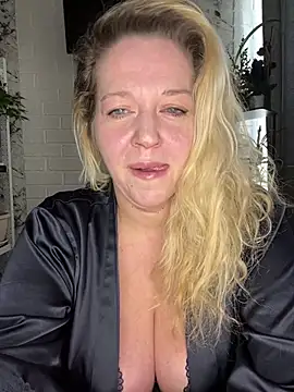 JenniferCarmen online show from April 27, 2:09 am