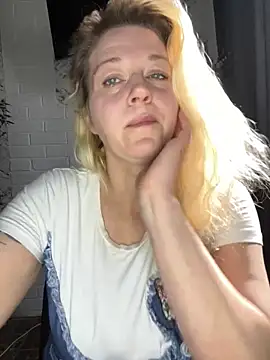 JenniferCarmen online show from May 8, 2:17 am