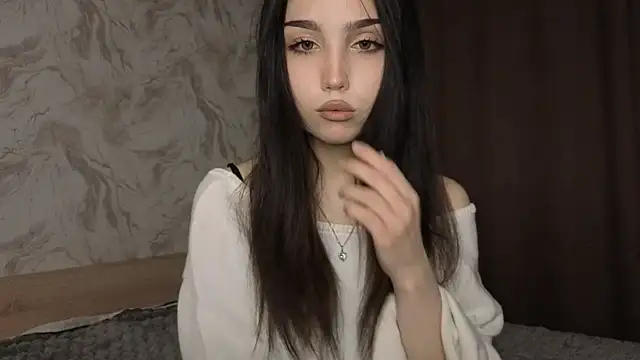 Qwami Amie online show from May 11, 4:04 pm