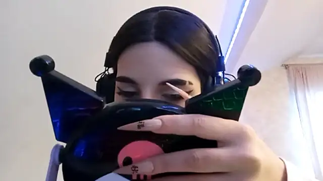 KizzieSchronce online show from December 17, 3:34 am