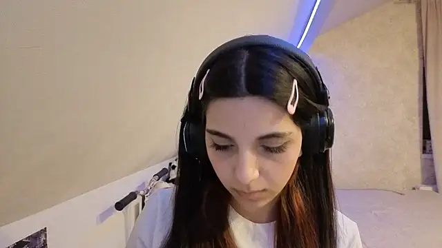 KizzieSchronce online show from February 11, 1:49 pm