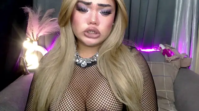 AlwaysHornyMia online show from December 17, 1:22 am