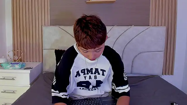 Snapshot of tefi_meow_ chatting on April 4, 4:37 pm tefi meow online show from April 4, 4:37 pm