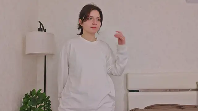 NyraVesperis online show from April 2, 7:06 am