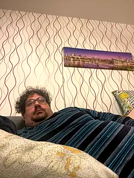 Snapshot of P0rco89 chatting on December 15, 7:12 am P0rco89 online show from December 15, 7:12 am