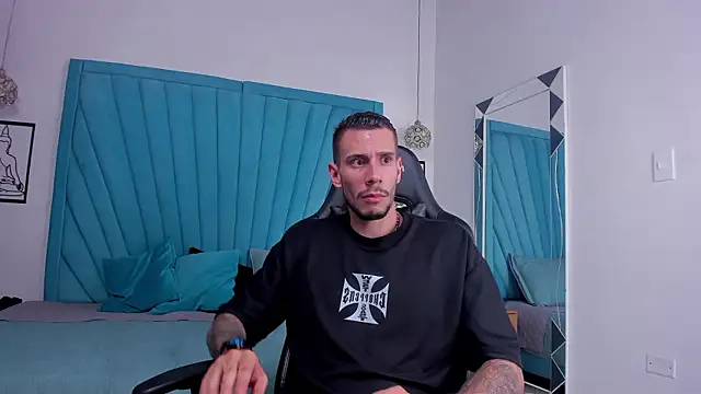 Snapshot of J_king__ chatting on March 24, 1:32 am J king online show from March 24, 1:32 am