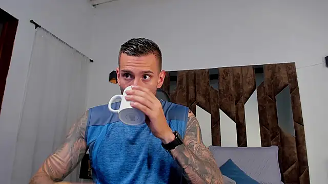 Snapshot of J_king__ chatting on April 11, 12:37 am J king online show from April 11, 12:37 am