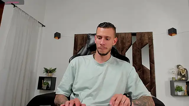 Snapshot of J_king__ chatting on April 29, 9:32 pm J king online show from April 29, 9:32 pm