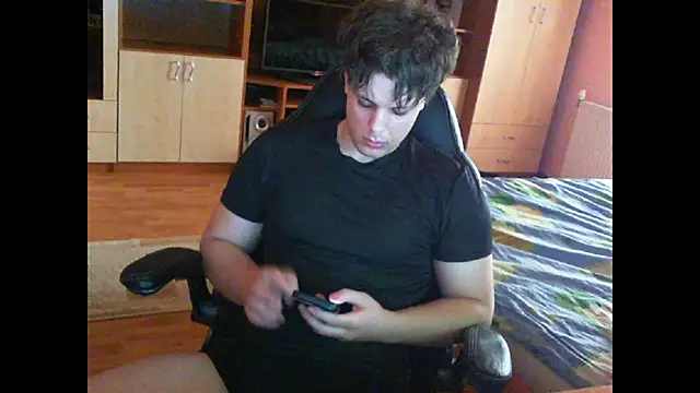 Snapshot of GymGuy0505 chatting on February 23, 1:30 pm GymGuy0505 online show from February 23, 1:30 pm