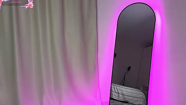 Snapshot of natur_ella chatting on February 7, 1:04 pm natur ella online show from February 7, 1:04 pm