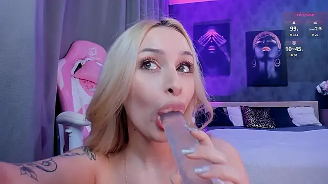 Snapshot of LanaMiracle chatting on February 3, 6:40 am LanaMiracle online show from February 3, 6:40 am