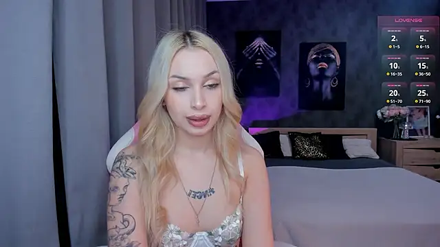 Snapshot of LanaMiracle chatting on February 4, 4:07 am LanaMiracle online show from February 4, 4:07 am