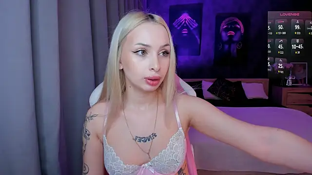 Snapshot of LanaMiracle chatting on February 7, 4:05 am LanaMiracle online show from February 7, 4:05 am