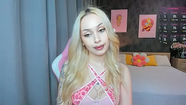 Snapshot of LanaMiracle chatting on February 17, 4:09 am LanaMiracle online show from February 17, 4:09 am