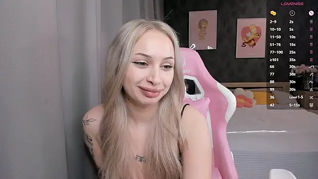 Snapshot of LanaMiracle chatting on April 1, 8:15 am LanaMiracle online show from April 1, 8:15 am