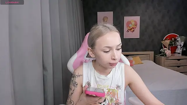 Snapshot of LanaMiracle chatting on April 4, 8:12 am LanaMiracle online show from April 4, 8:12 am