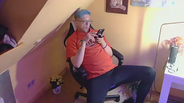 AskAveryAnything online show from April 23, 9:50 pm