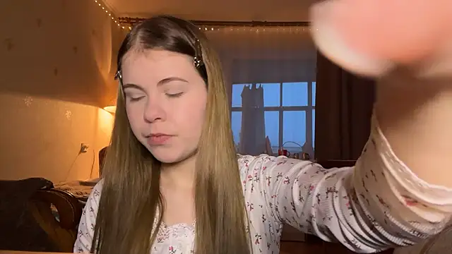 Snapshot of MaevAmy chatting on December 21, 1:40 pm MaevAmy online show from December 21, 1:40 pm