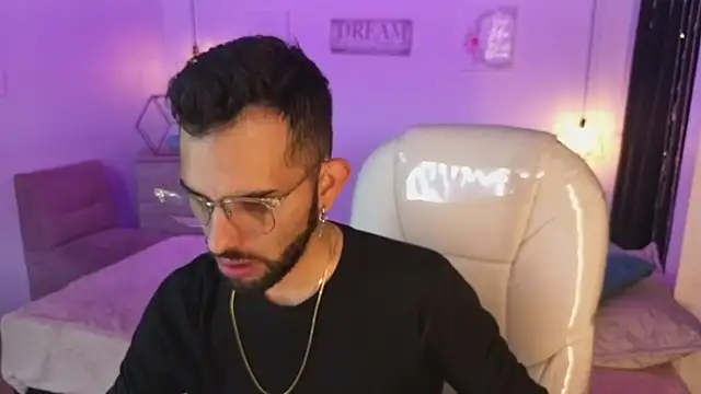 annie and ryan online show from December 18, 4:18 am