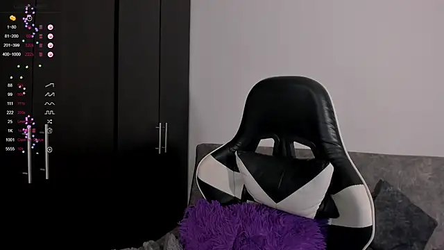 Snapshot of hotcami_s chatting on April 1, 4:35 am hotcami s online show from April 1, 4:35 am