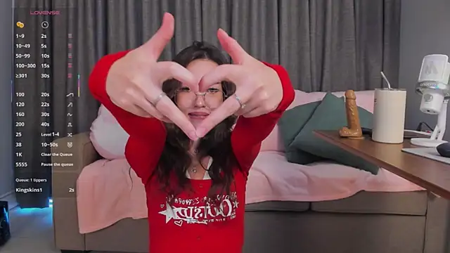 AliceCloudy online show from February 6, 1:32 am