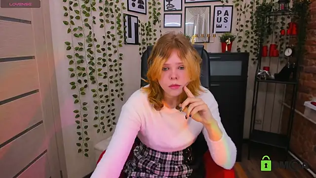 Snapshot of Soft_Flame chatting on December 17, 3:29 pm Soft Flame online show from December 17, 3:29 pm