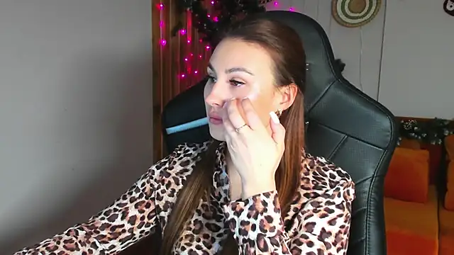 NoraFoxes online show from December 21, 5:25 am