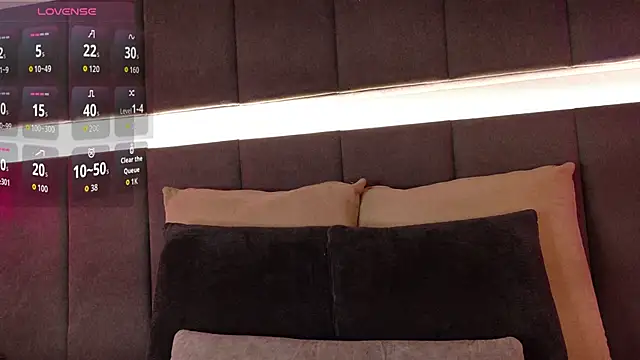 luna blannco online show from January 15, 1:05 pm