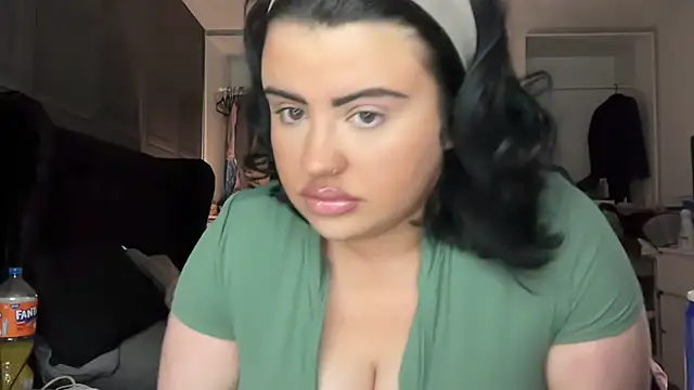 Curvybabesxxo online show from April 3, 11:30 am