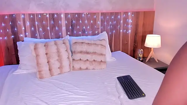 KrystalWoodss online show from December 16, 3:55 am