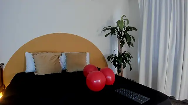 liaa moretti  online show from February 9, 9:19 pm