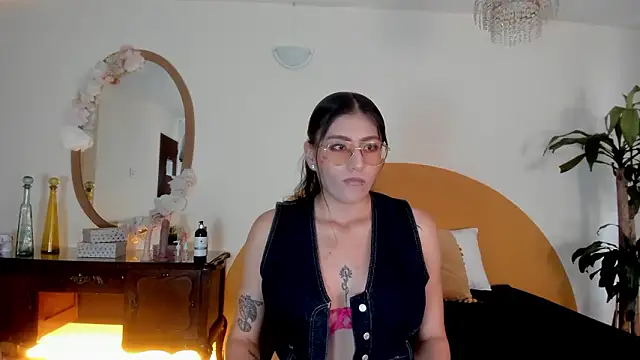 liaa moretti  online show from February 10, 7:29 pm