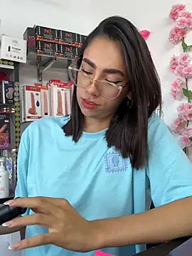 lunaluxury22 online show from February 20, 2:17 pm