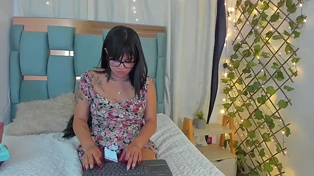 Snapshot of hott_miaa chatting on February 11, 3:44 am hott miaa online show from February 11, 3:44 am