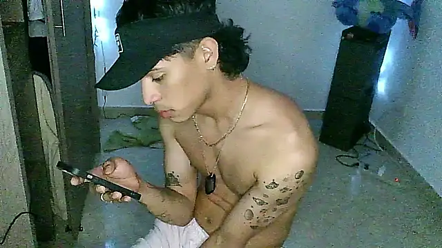 Snapshot of Glen_connor_11 chatting on January 13, 6:51 am Glen connor 11 online show from January 13, 6:51 am