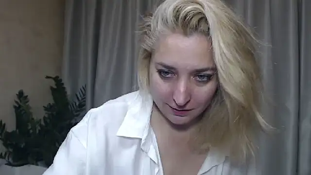 Snapshot of sweetpussy13 chatting on September 19, 5:53 am sweetpussy13 online show from September 19, 5:53 am