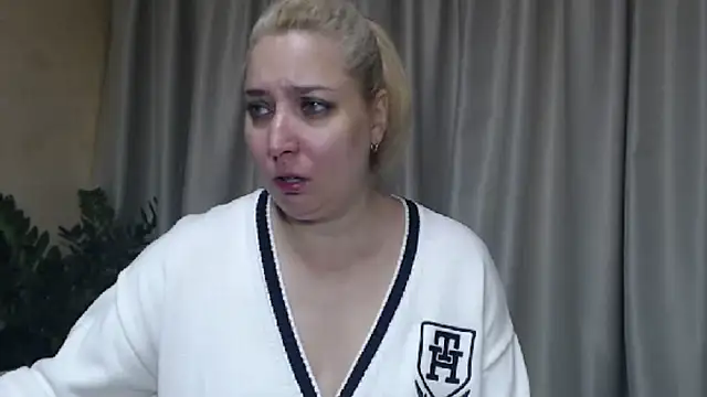 Snapshot of sweetpussy13 chatting on October 3, 5:59 am sweetpussy13 online show from October 3, 5:59 am